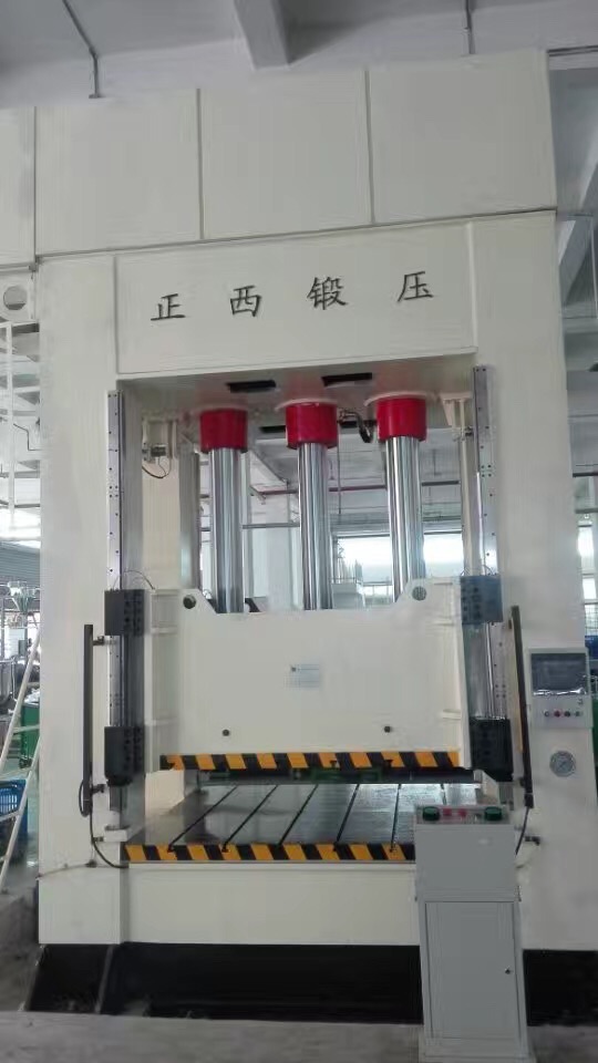 此批設(shè)備為重慶客戶一次性向我公司訂購(gòu)的機(jī)器，在所有公司員工的努力下，我們?cè)谝?guī)定的時(shí)間內(nèi)向客戶交貨并調(diào)試完成。