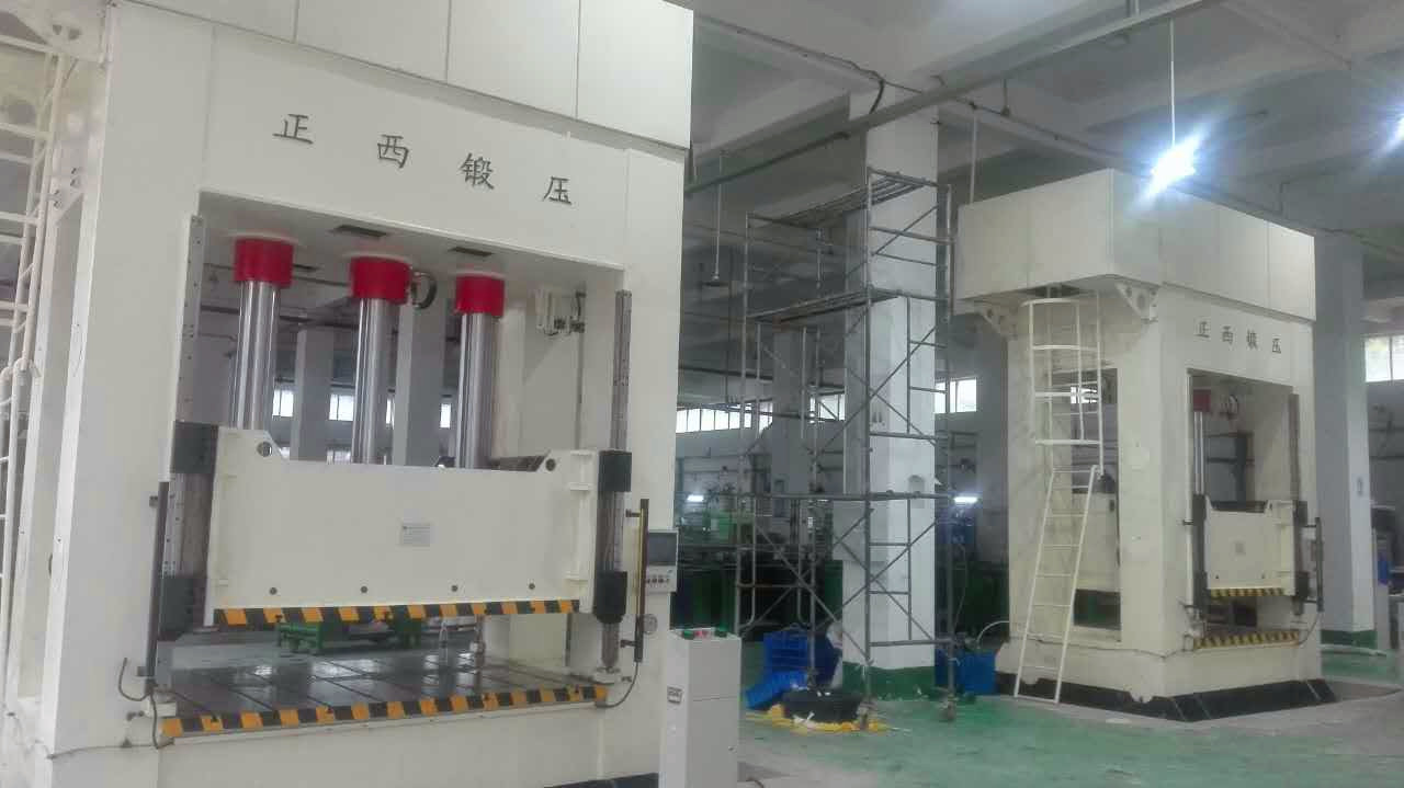 此批設(shè)備為重慶客戶一次性向我公司訂購(gòu)的機(jī)器，在所有公司員工的努力下，我們?cè)谝?guī)定的時(shí)間內(nèi)向客戶交貨并調(diào)試完成。