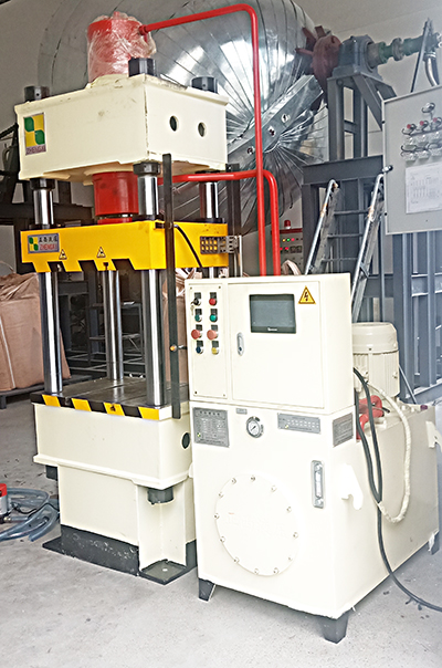 液壓機定制客戶定制的200噸四柱壓力機由液壓機供應商成都正西液壓機供應，圓滿交貨！