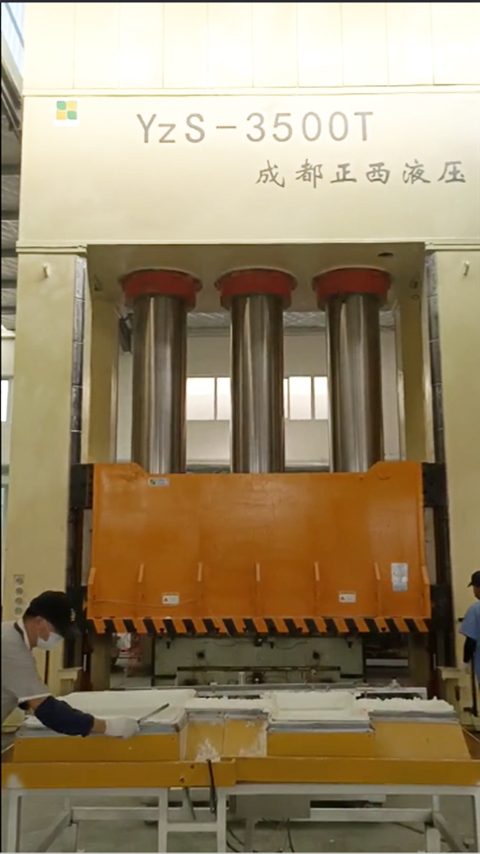 山東淄博液壓機(jī)需求客戶定制的3500噸框架液壓機(jī)圓滿交貨了，祝賀！